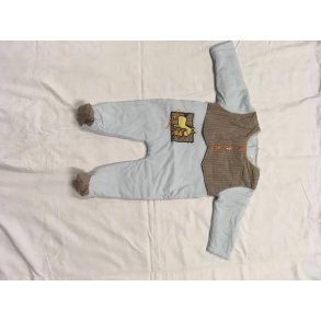 Baby dragt med f�dder