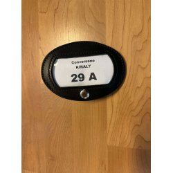 Selet�jsnummer i sort l�der, oval