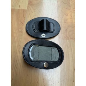 Selet�jsnummer i sort l�der, oval